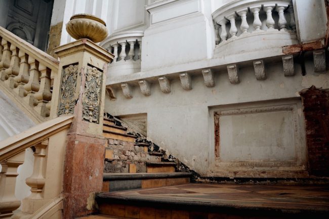 The carvings on the grand staircase were inspired by those in the Royal palaces of Great Britain. Image credit: Roar.lk/Minaali Haputantri