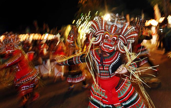 A Sri Lankan devil mask dancer. Image courtesy: gatewaylankatours.com