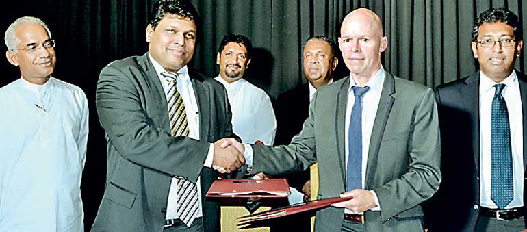 ICT Agency CEO Muhunthan Canagey (second from left) exchanging the MOU with Google Vice President Mike Cassidy - Image Source, Daily FT