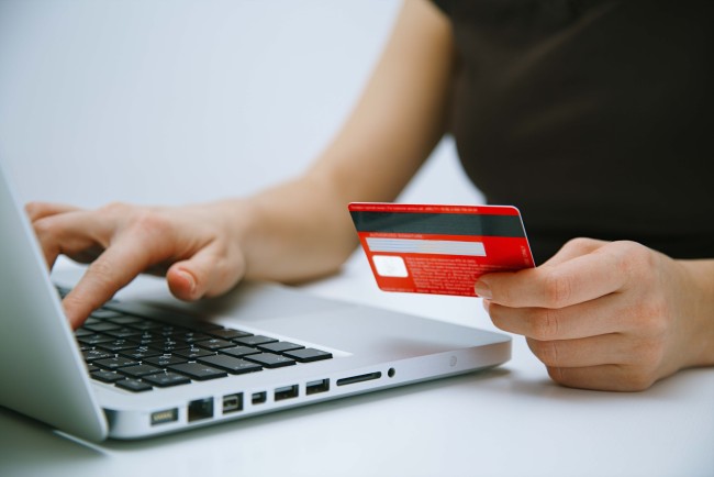 Paying with credit card online, something a majority of users are still wary of. Image Credit: rojasi.cl
