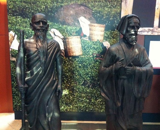 Statues of Faxian (Fa-Hien) and Marco Polo in the Maritime Experiential Museum & Aquarium, Resorts World Sentosa, Singapore. Image courtesy commons.wikimedia.org