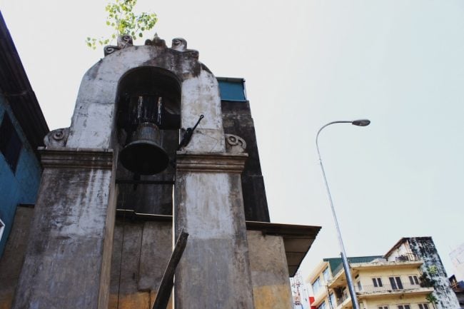 The small bell tower lies at the intersection of 4th Cross Street and Main Street, Pettah. Image courtesy writer