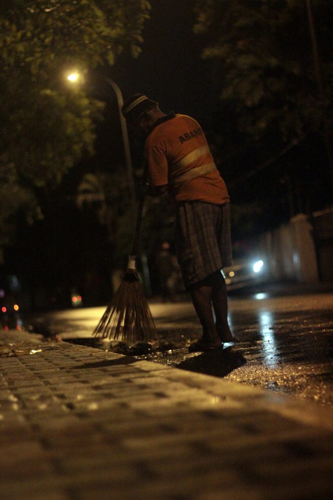 Street cleaners are among those who belong to the vast informal sector, made up of workers who are constantly struggling for livelihood security. Image credit: Roar.lk/Malaka Pathmalal